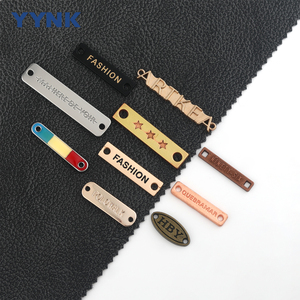 Nhà Máy Bán buôn tùy chỉnh quần áo logo riêng thương hiệu Kim Loại nhãn OEM khắc thiết kế hợp kim kẽm nhãn may cho quần Jeans Túi - Product Image 4