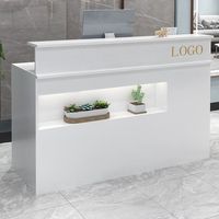 Table de réception moderne blanche de grande qualité pour salon de beauté Salon de coiffure Salon de coiffure en bois avec clous personnalisée Table frontale de spa