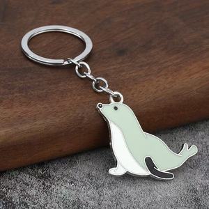 Porte-clés en métal vintage mignon en forme de phoque de dessin animé, vie marine, mousqueton en alliage, léger et élégant pour sacs ou clés - Product Image 6