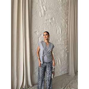 Blusa Gris sin Mangas para Mujer, con Detalle de Lazo Lateral, Logotipo Bordado, Talla XL, Material Viscosa, Cuello con Volantes, para Fiestas Formales - Product Image 1