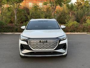 <span class=keywords><strong>Audi</strong></span> Q4 E-tron 40 SUV électrique d'occasion 2024, longue autonomie, version premium, prêt à l'exportation, blanc sur noir - Product Image 1