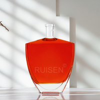 Bouteilles en verre d'emballage de palettes à fond épais en liège en forme de spiritueux de whisky plat haut de gamme de luxe de 650ml