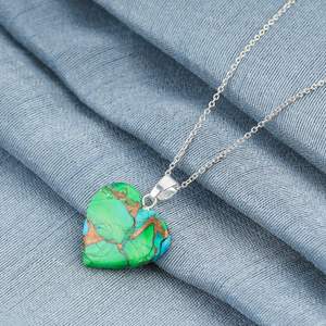 Collar con Colgante de Corazón de Turquesa Verde Natural Yashee de 2.5 Pulgadas con Engaste de Bisel, Gema Curativa de Chakra, Unisex, para Uso Diario - Product Image 5