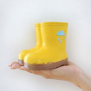 Maceta con Forma de Botas de Lluvia, 4'', Pequeña, de Resina Amarilla, con Orificio de Drenaje, Hecha a Mano, para Exteriores, con Logotipo Personalizado - Product Image 3
