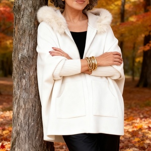 Модное женское шерстяное пальто оверсайз на осень/зиму с капюшоном, карманами на молнии и меховым воротником - Product Image 4