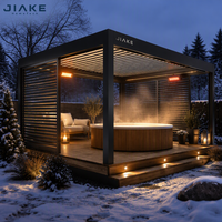 Pergola à lames orientables en aluminium pour spa avec écrans d'intimité à lattes et chauffages pour une détente hivernale dans le jardin