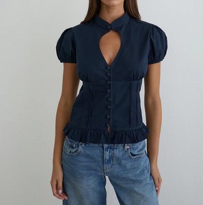 Camicetta da donna blu navy con colletto alla coreana, maniche a sbuffo, scollo a goccia, orlo arricciato e bottoni - Product Image 1
