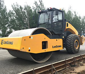 Liugong 6633E 33ton compacteur vibrant hydraulique à double entraînement avec 23 pneus 1-26 - Product Image 4