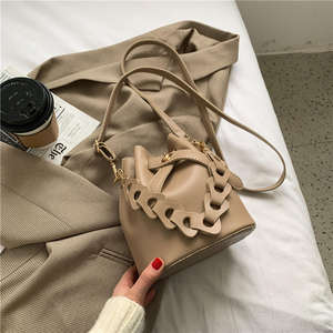 Sac à main en cuir souple personnalisé pour femme, sac seau tendance pour femme - Product Image 6