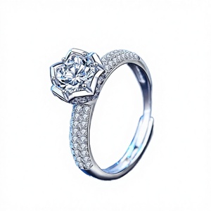 Anillo de Compromiso de Plata de Ley 925 con Diseño de Flor y Engaste de Puntas, con Moissanita de 1.0 Quilates - Product Image 2