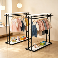 Présentoir de Vêtements Design Doré pour Boutique – Meuble Élégant pour Magasin de Vêtements avec Étagères de Présentation