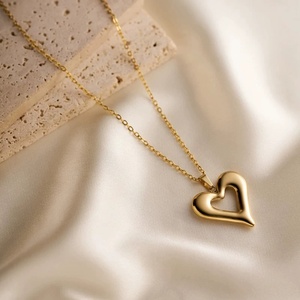 Collar Minimalista de Acero Inoxidable con Colgante de Lazo y Corazón Chapado en Oro de 18K, Diseño Hueco de Amor, Regalo para Mujer, Resistente al Agua - Product Image 4