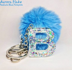 Portachiavi personalizzato in resina lettera portachiavi A-Z con pompon iniziale personalizzato con i migliori prezzi - Product Image 3