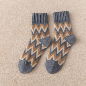 Chaussettes d'hiver épaisses et chaudes en laine de mouton pour hommes, style zigzag, décontractées, vente chaude - Product Image 2