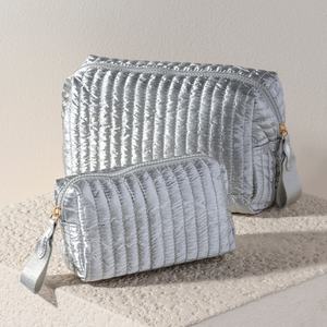 Bolsa de maquillaje metálica dorada de 10 pulgadas, bolsa de almacenamiento de cosméticos acolchada portátil grande, bolsa de cremallera cosmética impermeable para mujer - Product Image 5