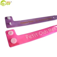 Bracelets classiques en plastique réfléchissants de couleur néon pour enfants avec votre propre logo pour un anniversaire