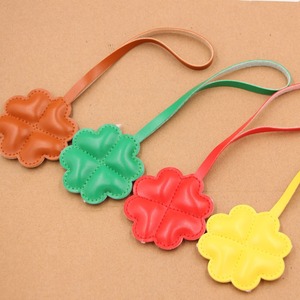 Llavero de Cuero PU con Trébol de Cuatro Hojas, Colgante para Bolsos, Accesorio Decorativo, Regalo para Bolsos y Camisetas, Disponible en Stock - Product Image 2