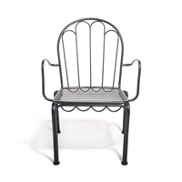 Fauteuil moderne gris anthracite de style français en acier inoxydable à dossier ondulé et assise à lattes verticales pour salon extérieur