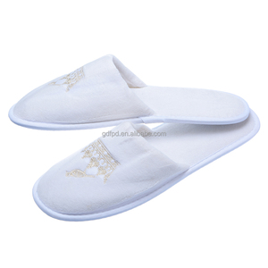 Pantoufles d'hôtel jetables en <span class=keywords><strong>velours</strong></span> blanc avec Logo cosmtomisé <span class=keywords><strong>chinois</strong></span> brodé pour hommes - Product Image 1