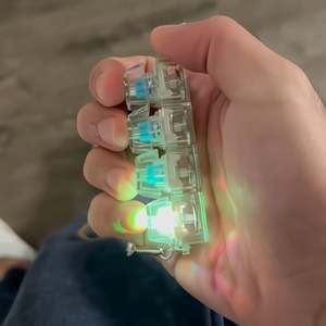 Botón de descompresión de plástico con luz, llavero luminoso portátil con cuatro teclas de eje mecánico, colgante de descompresión - Product Image 3