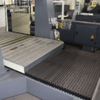 Machine de gravure automatique CNC à portique 4 axes BD-1325 pour la fabrication de statues de Spiderman grandeur nature en fibre de verre, de sculptures de héros de film en résine et de moules.
