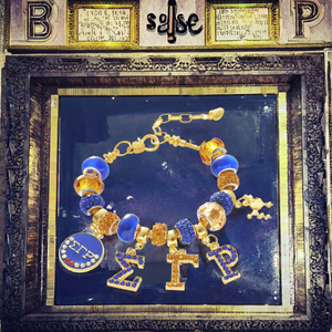 Bracelets tendance faits à la main avec des perles européennes, des lettres grecques, un animal poodle doré, Sigma Gamma Rho Sorority, plaqués or 18 carats - Product Image 3