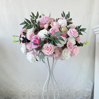 Centre de table de mariage fait main, arrangement de roses roses et blanches, boule de fleurs artificielles, décoration avec feuilles d'olivier mélangées.
