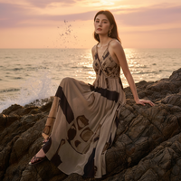 Robe longue en mousseline imprimée abstraite style bohème pour femme, col en V, taille haute, bretelles perlées faites à la main, ourlet large et fluide, idéale pour l'été et la plage