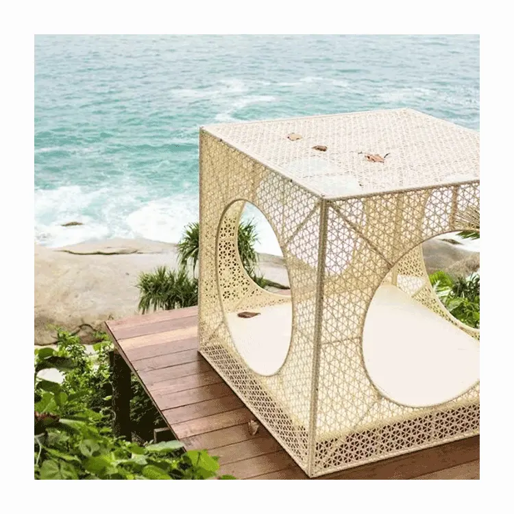 라운지 의자가있는 세련된 호텔 파티오 수영장 야외 정원 테라스 캐주얼 태양 목욕 고리 버들 침대
