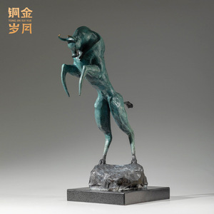 Escultura de Toro en Ascenso de Cobre y Oro, Figura Artística Hecha a Mano para Decoración de Mesa de Sala de Estar - Product Image 3