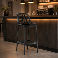 Tabouret de bar en maille PP ergonomique imperméable de style nordique pour l'extérieur, chaise de bar en plastique perforé avec dossier pour café et restaurant