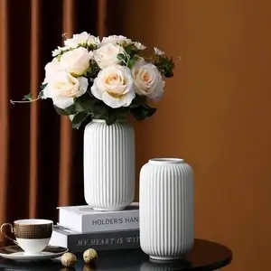 Vase en céramique élégant blanc moderne, arrangement décoratif de fleurs séchées, vase à fleurs en porcelaine simple