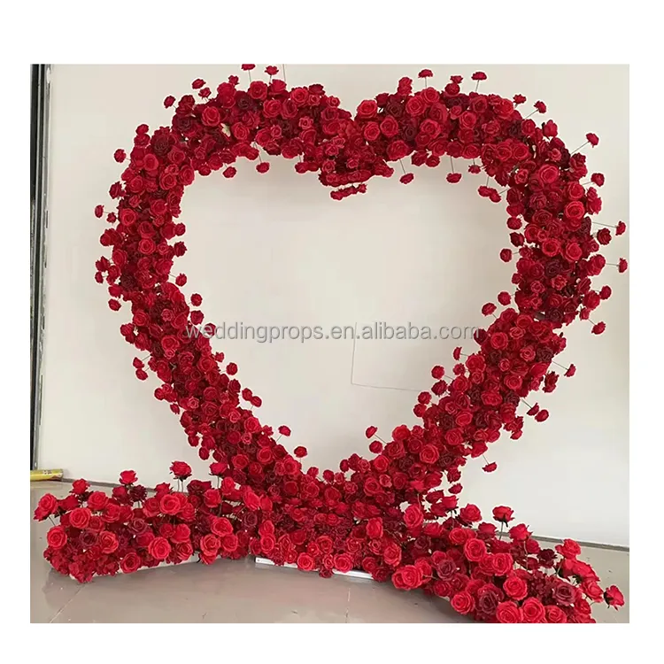 装飾された庭人工赤いバラの結婚式の金属の花のアーチ