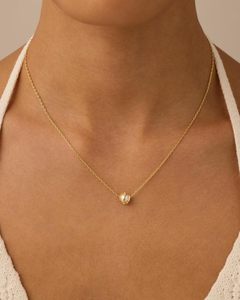 Ensemble de bijoux en perles de coquillage classiques plaqués or 14 carats PAVOI, collier et boucles d'oreilles pour femmes avec pendentif et boucles d'oreilles à clous en cage - Product Image 3