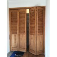 Garde-robe intérieure de 8 pieds en bois massif blanc à persiennes pleines portes de placard pliées pour maisons
