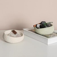 Diffuseur DIY d'huiles essentielles désodorisantes sans alcool, en pot ovale en ciment artisanal, avec pierres de cristal et fleurs séchées, parfum naturel