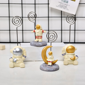Porta Tarjetas con Diseño de Astronauta Miniatura de Resina Dorada, Adorno de Escritorio, Regalo de Cumpleaños, Decoración - Product Image 2