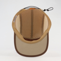 Casquette de sport d'extérieur personnalisée en gros à 5 panneaux pour la course et le camping, avec trous découpés au laser, impression réfléchissante, séchage rapide et respirante