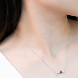 Collier pendentif en or blanc massif 18 carats avec rubis rouge vif naturel et diamants, design exclusif et tendance, pour femme, à porter au quotidien. - Product Image 4