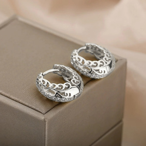 Orecchini a Cerchio Floreali Traforati alla Moda per Donne, Accessori per Orecchie Geometrici e Texturizzati per Uso Quotidiano, Outfit Casual e Regalo - Product Image 2