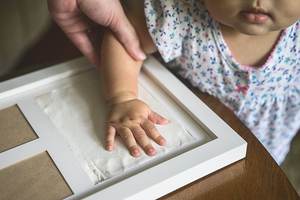 Cadre photo souvenir personnalisé en bois massif naturel pour empreintes de mains <span class=keywords><strong>et</strong></span> de pieds de bébé avec argile sécurisée - Product Image 5