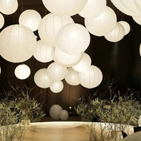 Lanternes en papier rondes blanches, abat-jour suspendu en papier de riz pour la décoration de mariage