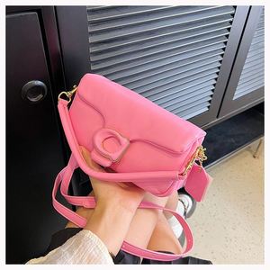 Sac à bandoulière de luxe tendance 2025 pour femme, style bonbon en cuir souple PU, avec fermoir et chaînes, collection été-hiver, par une marque de créateur de mode - Product Image 1