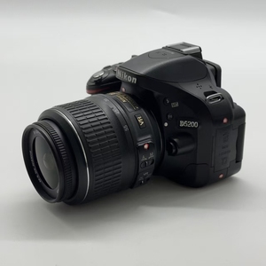 Appareil photo reflex numérique <span class=keywords><strong>Nikon</strong></span> <span class=keywords><strong>D5200</strong></span> d'occasion original en gros, objectif 18-55mm VR, 24,1MP, écran inclinable, autofocus 39 points, qualité supérieure reconditionné pour la revente - Product Image 1