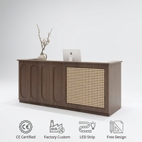 Comptoir de caisse durable au design moderne en panneaux de bois, style luxe léger, pour magasin de vêtements et boutique de mariages