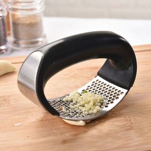 Utensilios de Cocina Profesionales RAYBIN 2022, Picador de Ajo Manual Ecológico de Plástico Negro, Acero Inoxidable y Silicona - Product Image 2