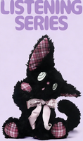 Peluche Chat Noir de la Série Custom Listening avec Nœud Rose et Détails à Carreaux