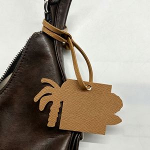 Nouveau porte-clés en cuir artisanal Palm Jumeirah Dubaï, breloque de sac, décoration de voiture, souvenir des Émirats arabes unis - Product Image 1