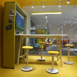 कॉफी सम्मेलन टेबल और कुर्सियों के साथ एक टीवी दीवार विभाजन से बना ध्वनि को अवशोषित बोर्डों