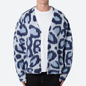 2024 Atacado OEM ODM logotipo personalizado moda mohair fuzzy suéteres malhas homens suéter jacquard de leopardo cardigã de malha para homens